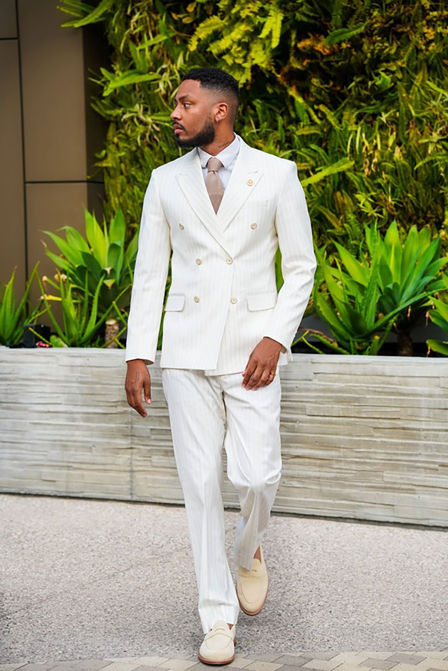 Barabas Men's Pinstripe Pattern Double-Breasted Peak Lapel Suit 5SU39 White