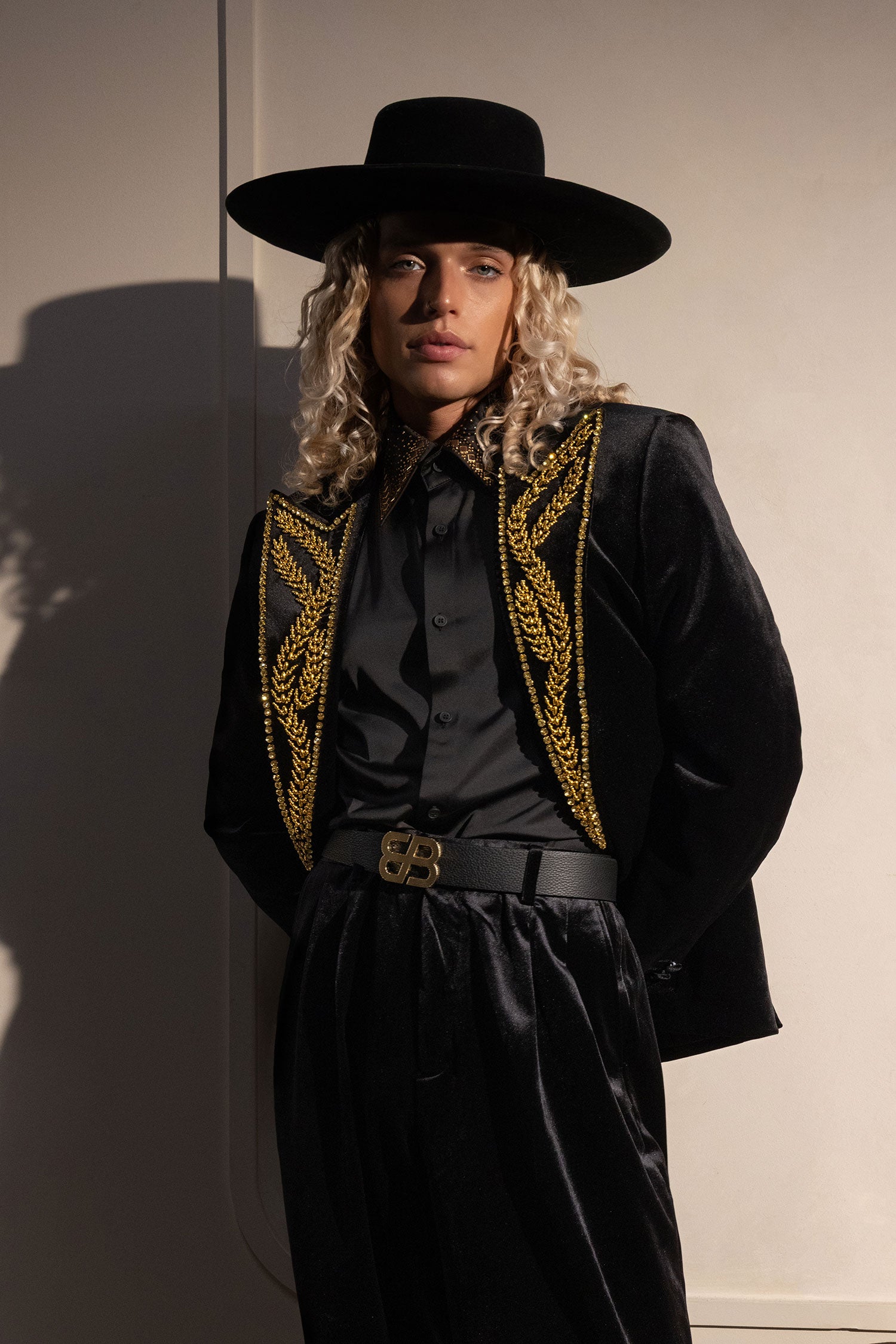 Barabas Men's Pearl Geometric Design Peak Lapel Blazer 5BL19 Black Gold