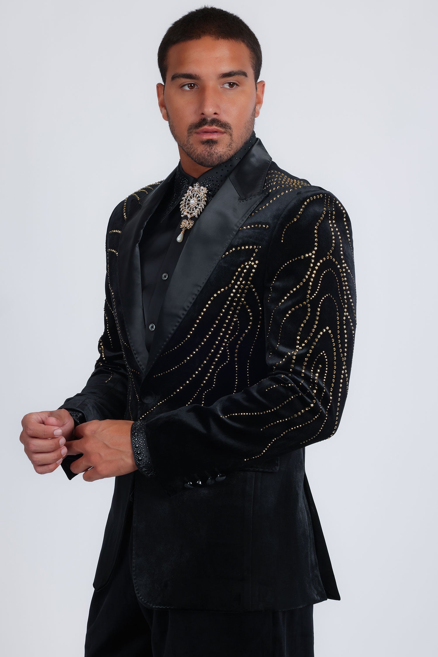 Barabas Men's Velvet Rhinestones Design Peak Lapel Blazer 5BL20 Black Gold