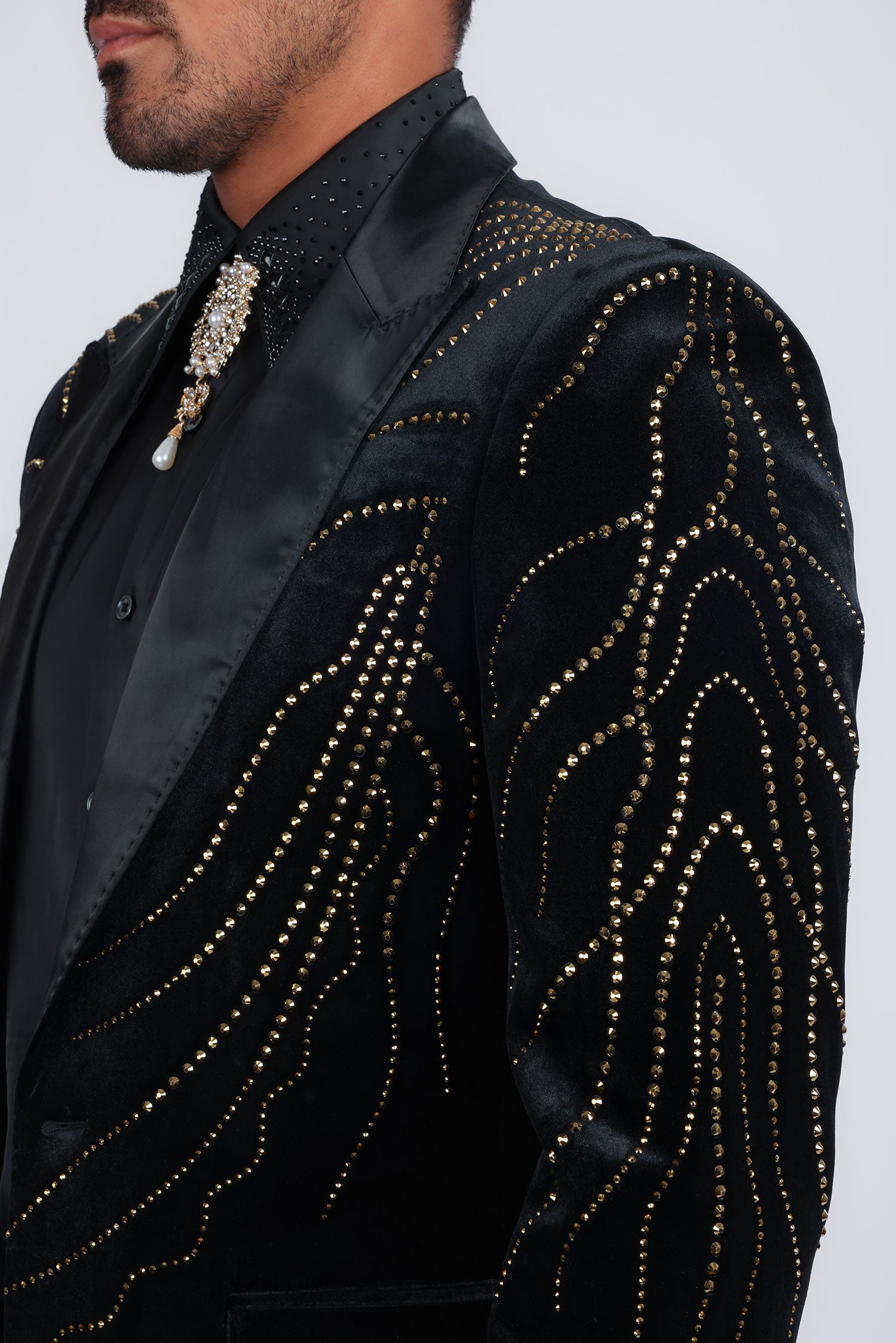 Barabas Men's Velvet Rhinestones Design Peak Lapel Blazer 5BL20 Black Gold