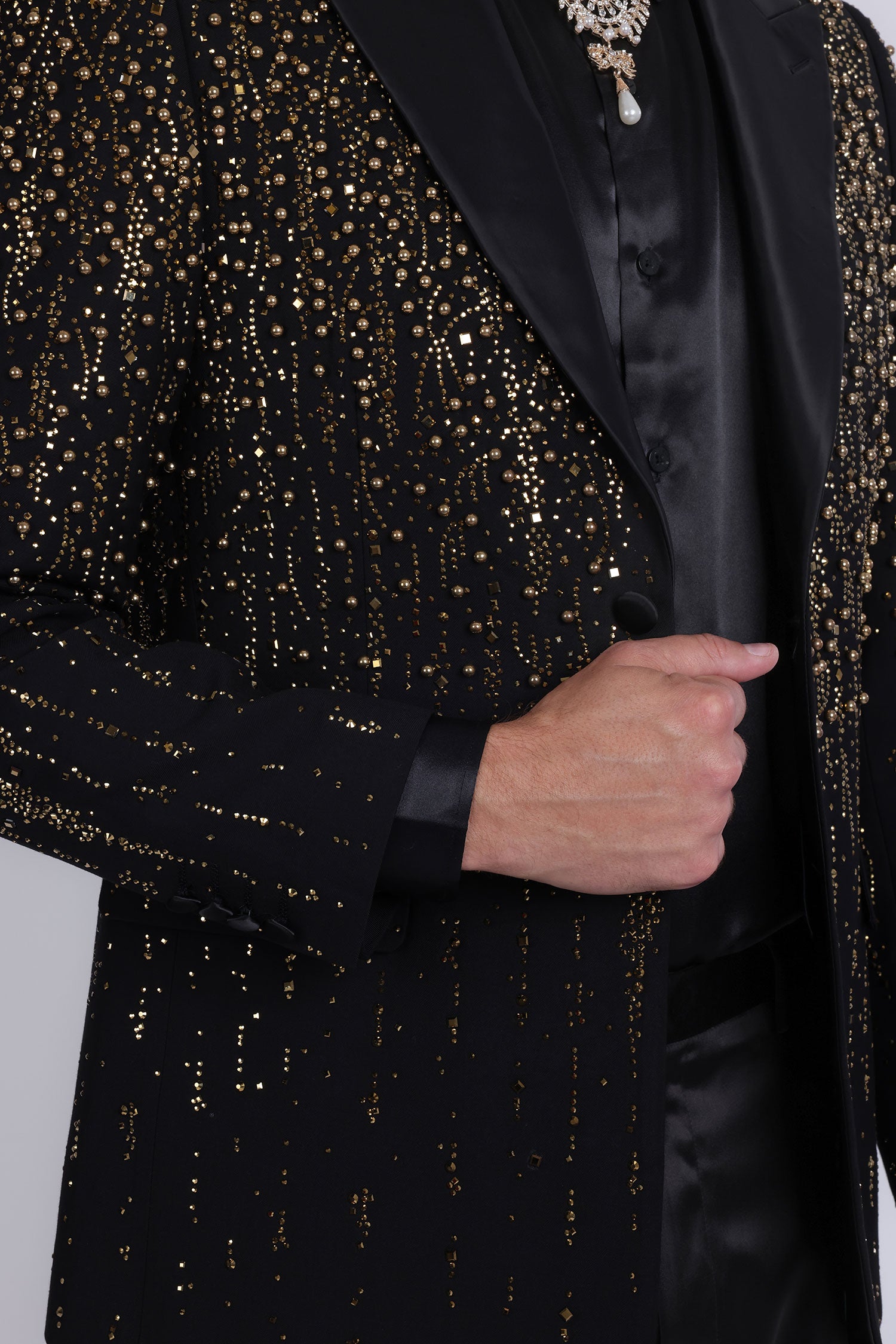 Barabas Men's Rhinestones Beaded Design Peak Lapel Blazer 5EBL01 Black Gold