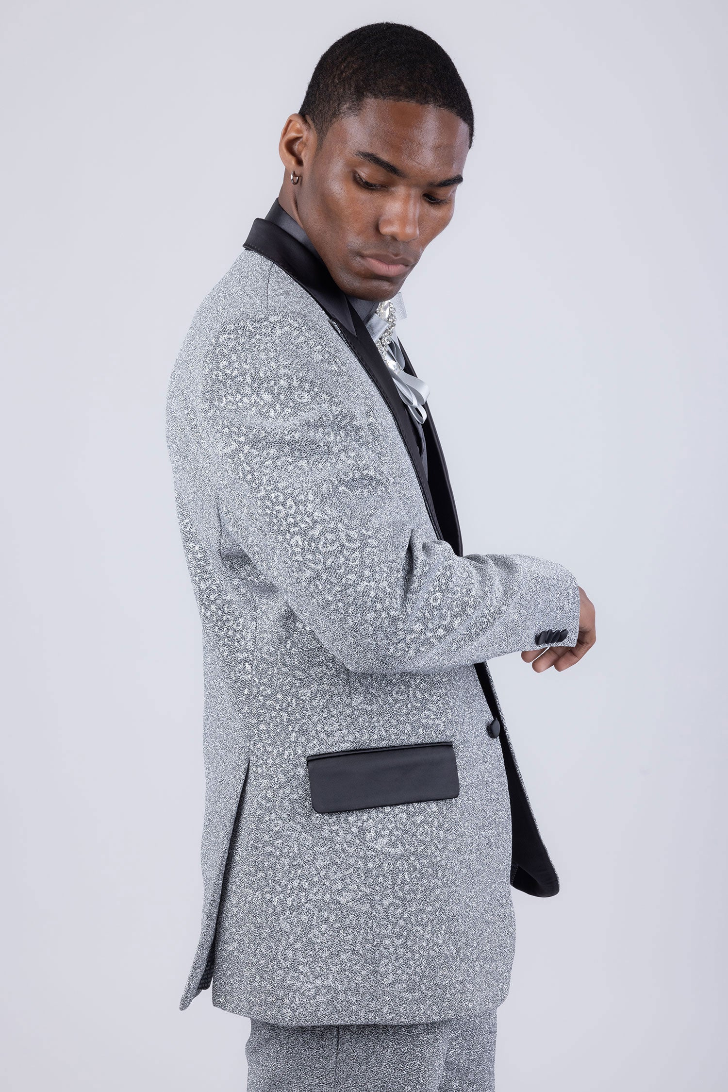 Barabas Men's Cheetah Geometric Pattern Peak Lapel Suit 5SU33 Silver