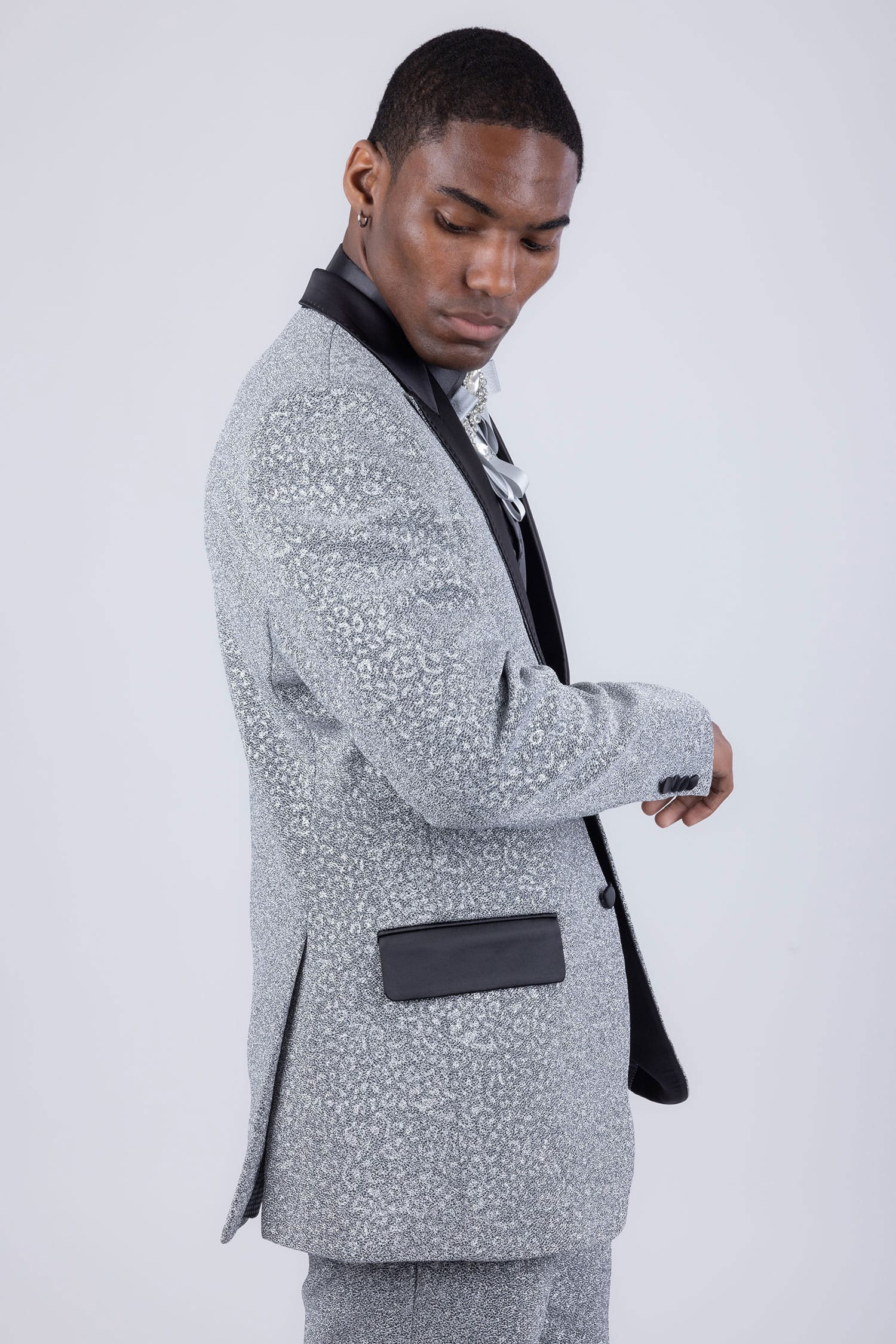 Barabas Men's Cheetah Geometric Pattern Peak Lapel Suit 5SU33 Silver