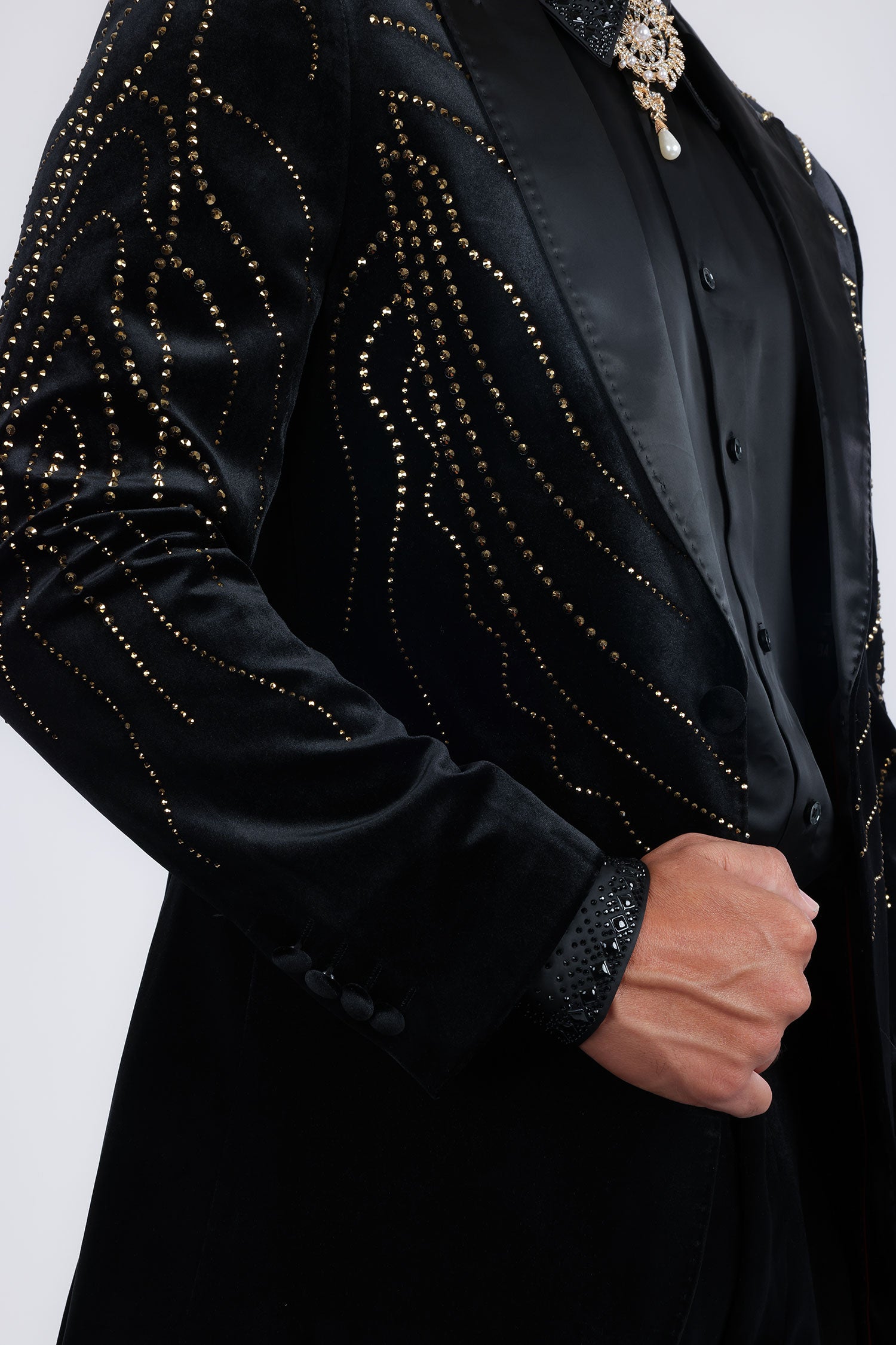 Barabas Men's Velvet Rhinestones Design Peak Lapel Blazer 5BL20 Black Gold